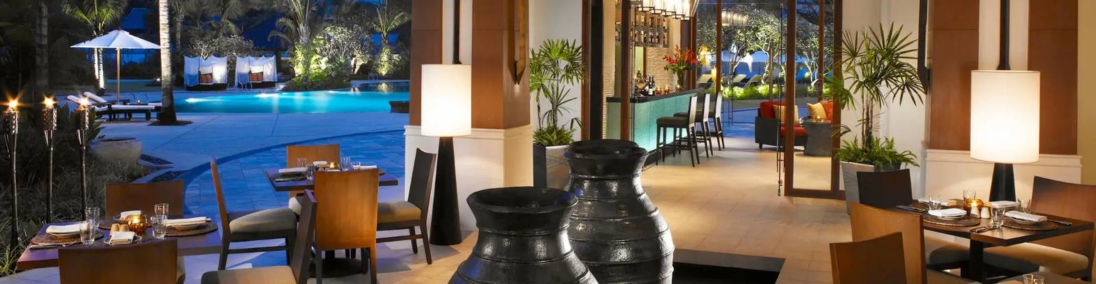 清邁香格里拉酒店 Dhala 泳池酒吧與躺椅區