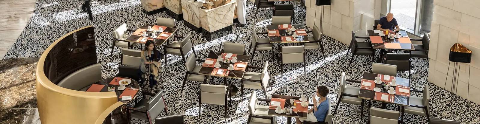 杜拜香格里拉酒店 Dunes Café 大廳餐區有黑白幾何地磚與金色半圓卡座