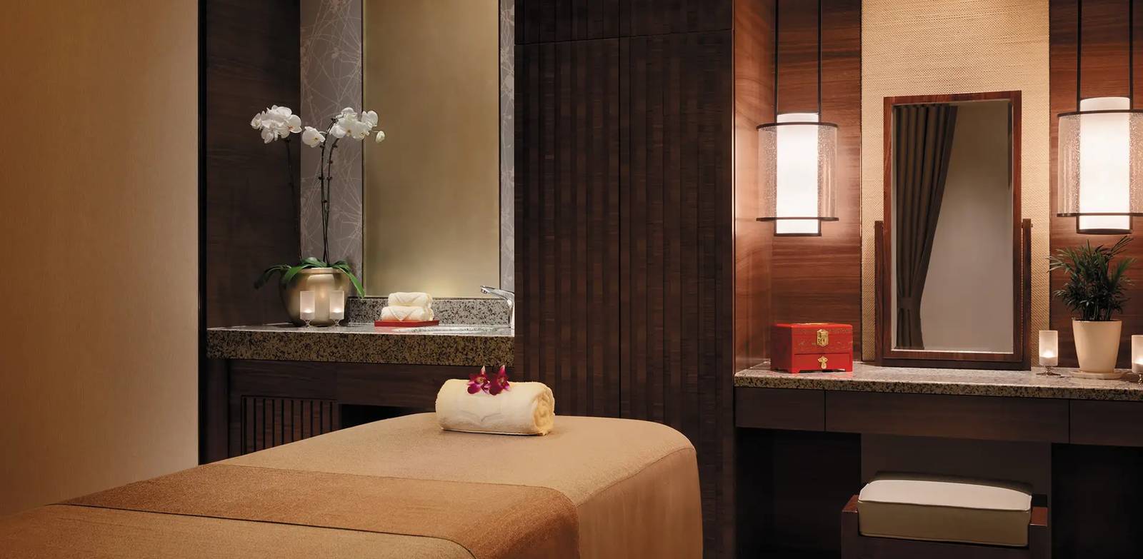 杜拜香格里拉酒店 CHI, The Spa 護理室有按摩床、木牆、蘭花與梳妝台
