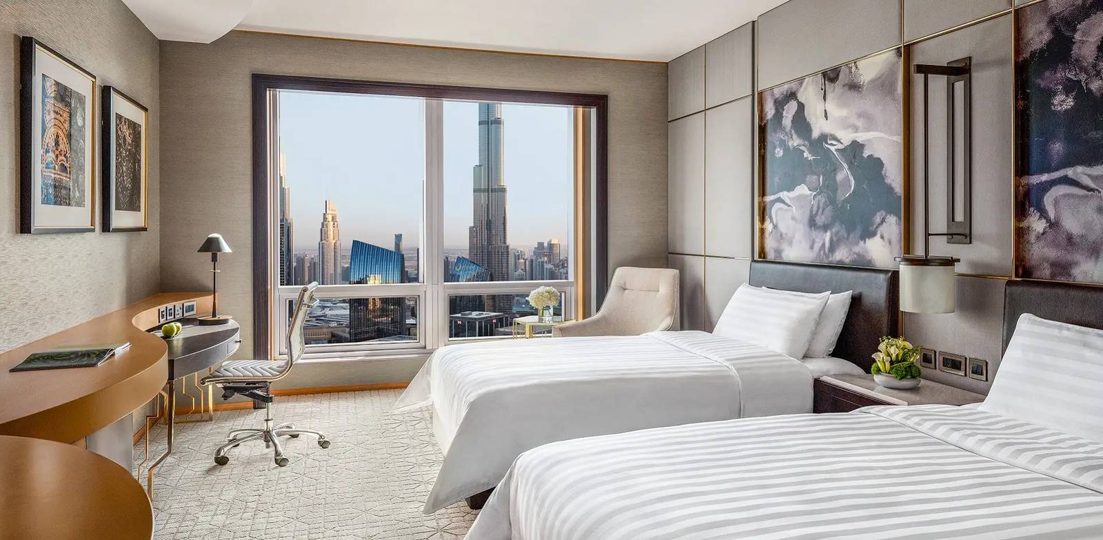 杜拜香格里拉酒店 Deluxe Burj Khalifa View 客房有兩張單人床、弧形書桌,落地窗正對哈里發塔