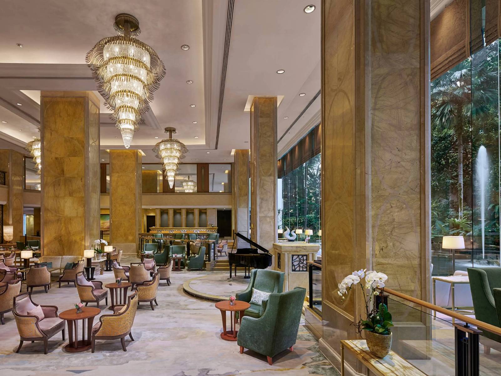 吉隆坡香格里拉 Lobby Lounge，大理石柱、層疊水晶吊燈、黑色平台鋼琴與落地窗外的園林噴泉