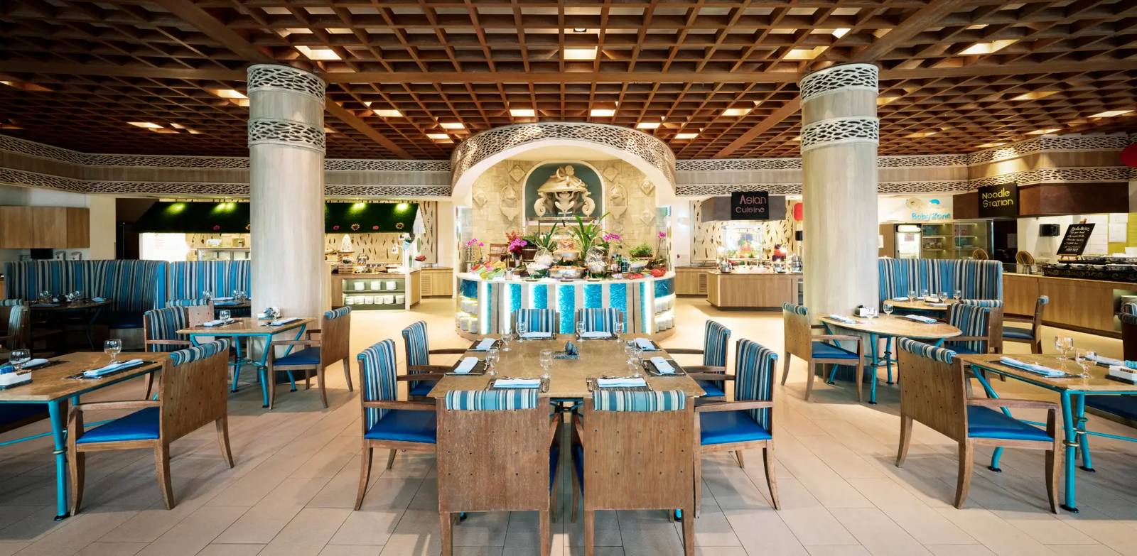 新加坡聖淘沙香格里拉度假村 Silver Shell Café：木格天花、藍白條紋椅與中央自助檯，後方可見 Asian Cuisine、Noodle Station 與 Baby Zone 出餐區