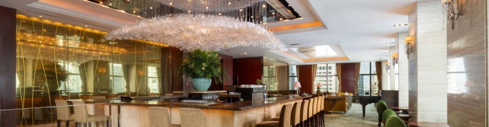 東京香格里拉酒店The Lobby Lounge吧台、水晶吊燈、鋼琴與落地窗外東京街景