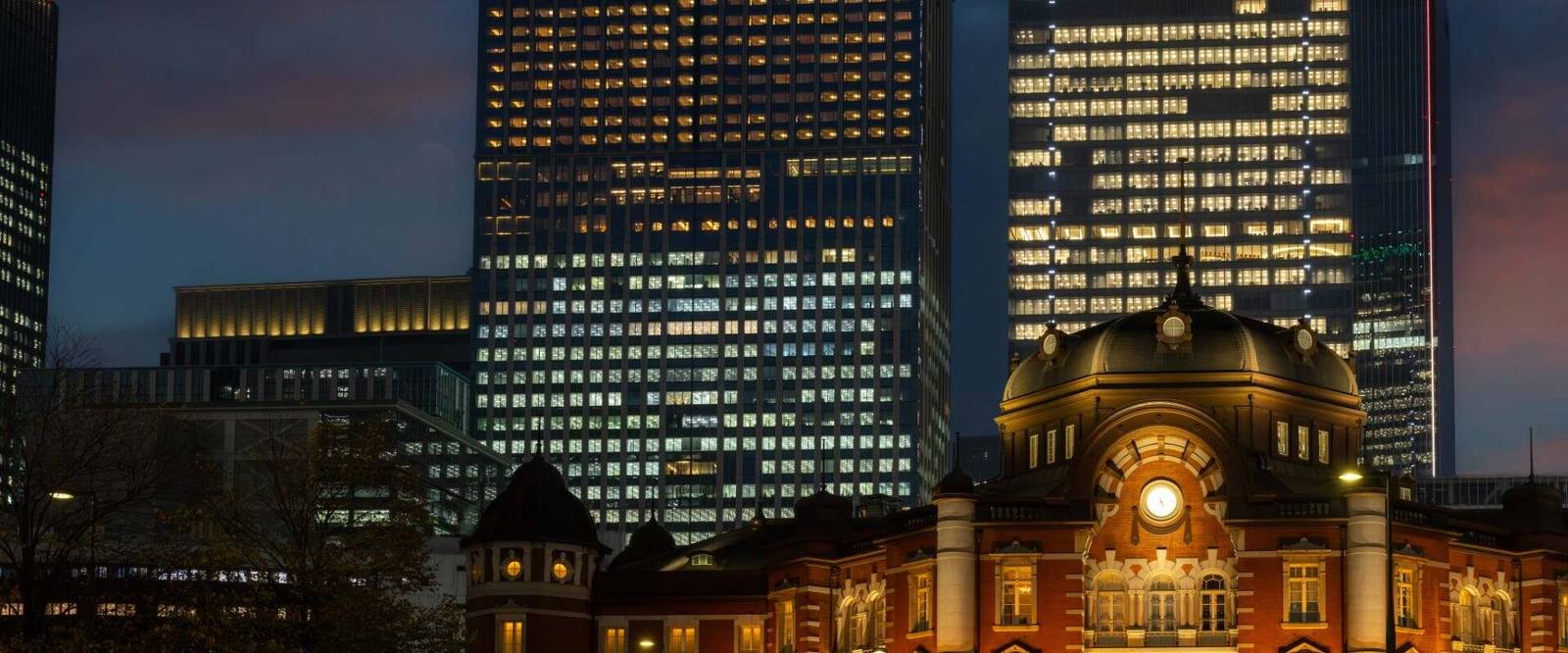 東京香格里拉酒店夜間遠眺東京車站紅磚車站與後方丸之內高樓燈光