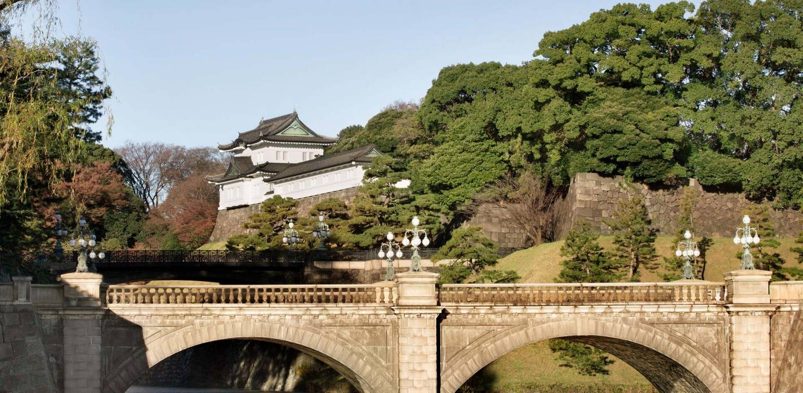 皇居外苑二重橋、石垣與伏見櫓,畫面為飯店客房可遠眺的皇居景觀而非飯店園區
