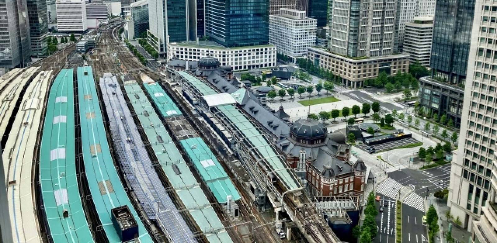 東京香格里拉酒店高處俯瞰東京車站月台、鐵道與丸之內紅磚車站