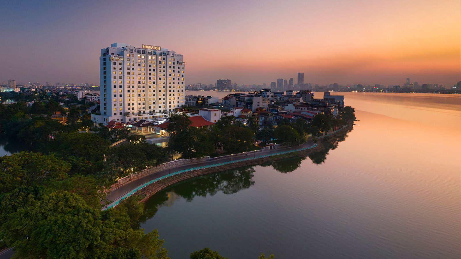 喜來登河內酒店臨西湖的建築外觀與湖岸日落