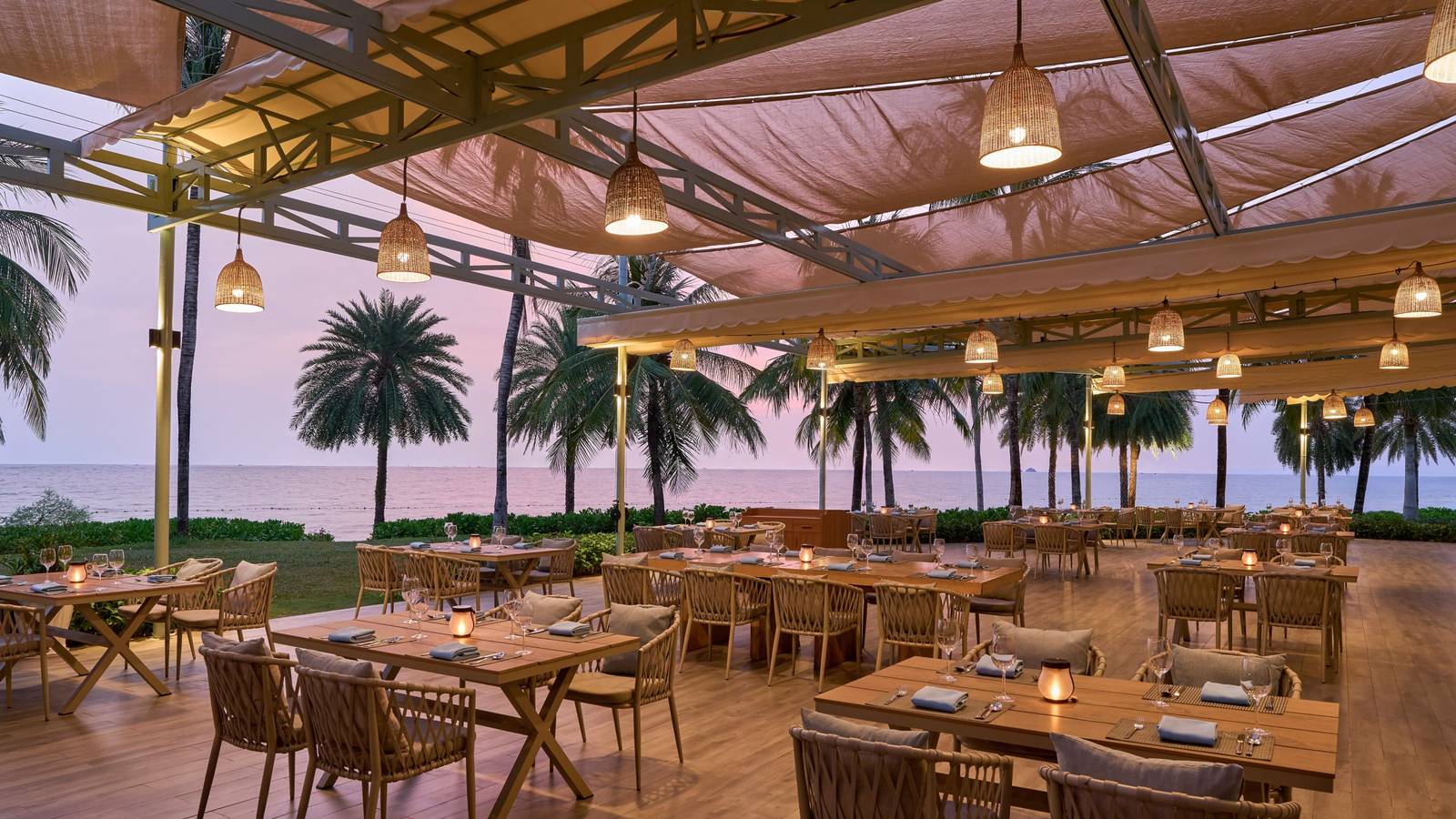 The Sands Bar & Grill 面海的長桌用餐區與棚架