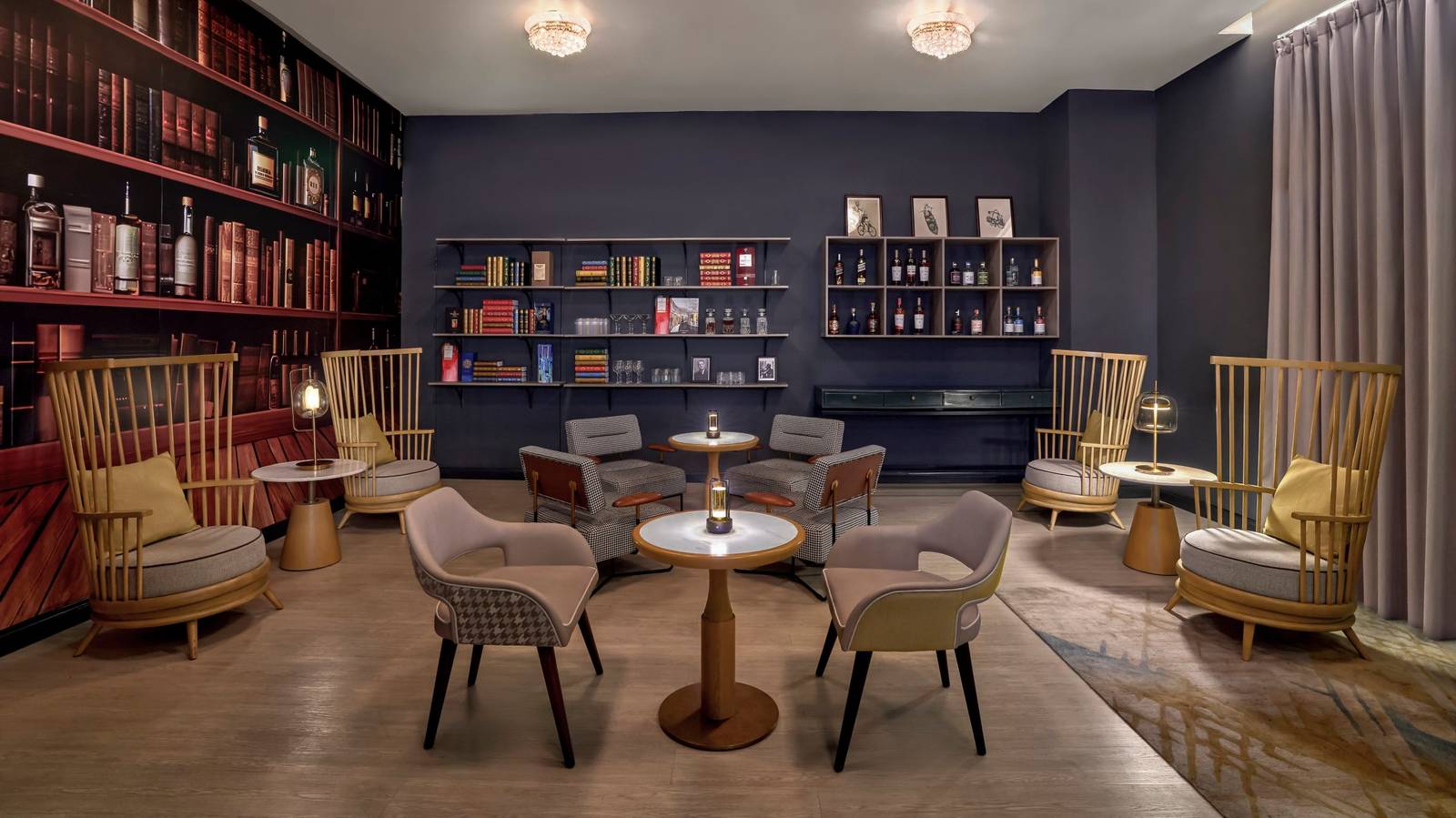 The Library Bar 的書牆、圓桌與扶手椅