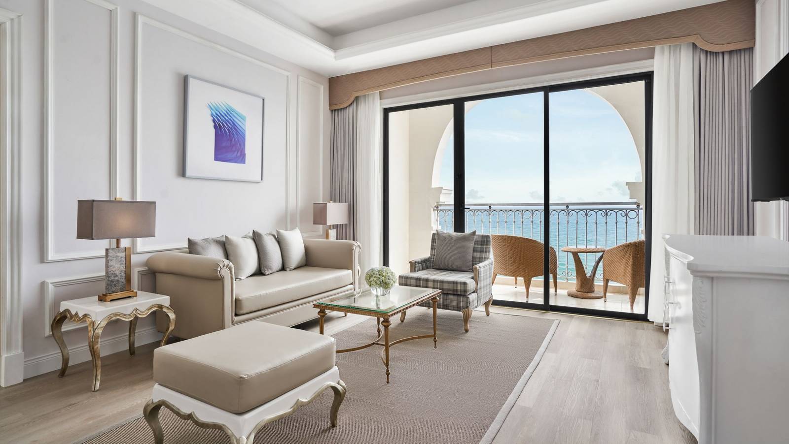 富國島喜來登長灘度假村 Senior Suite 起居空間與海景落地窗