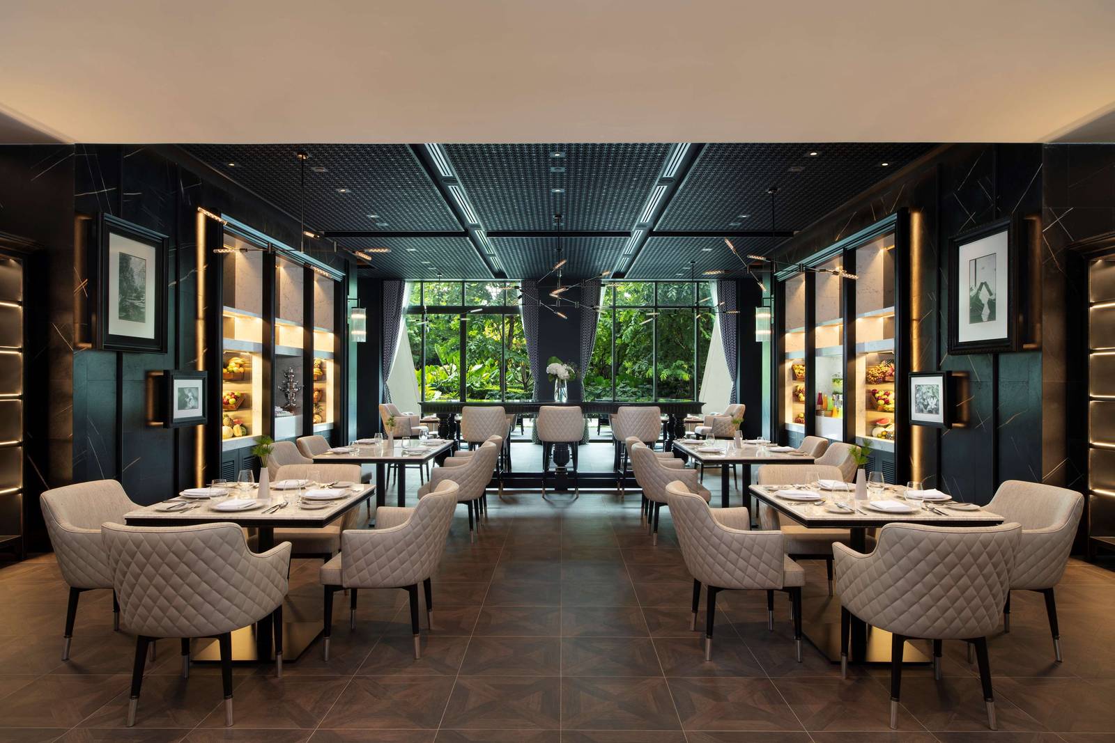 Bistrot De La Mer 的深綠色牆面與餐桌