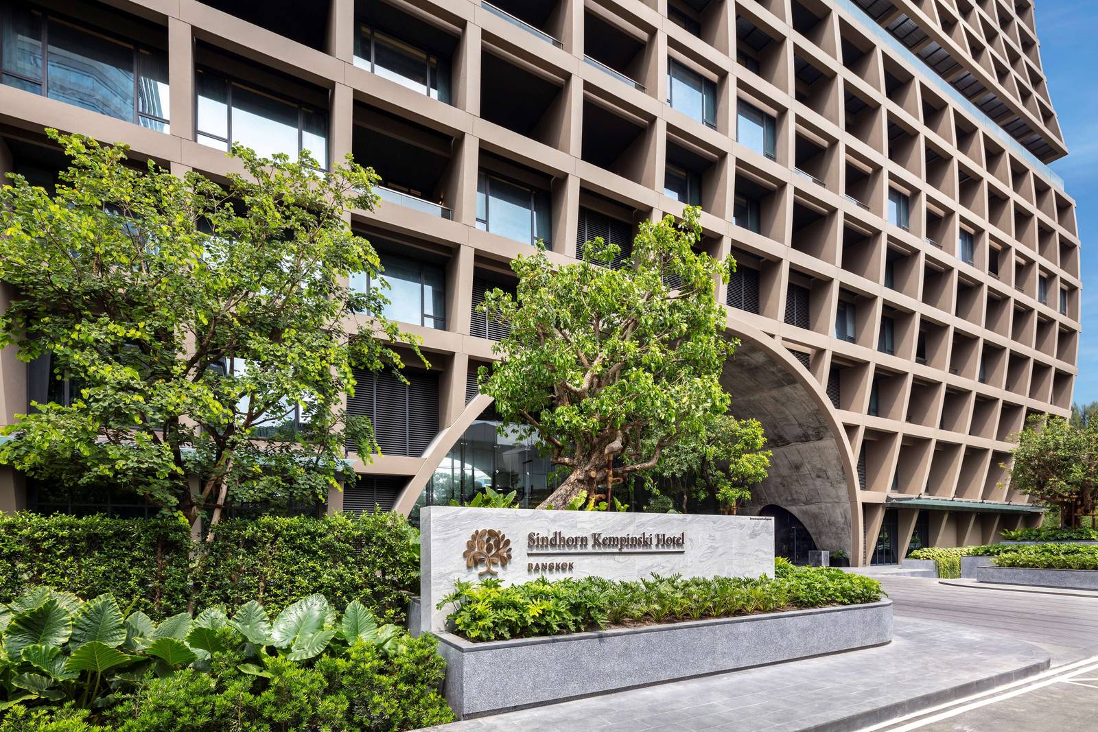 格狀立面的建築外觀與前方的樹木
