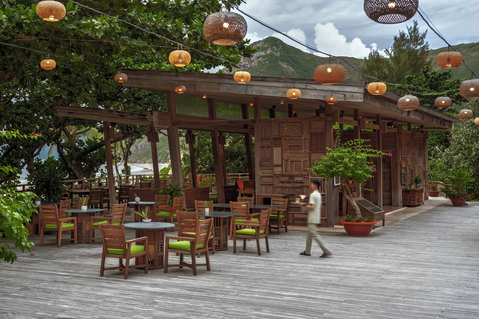 Six Senses Con Dao Elephant Bar 戶外座位與熱帶樹林