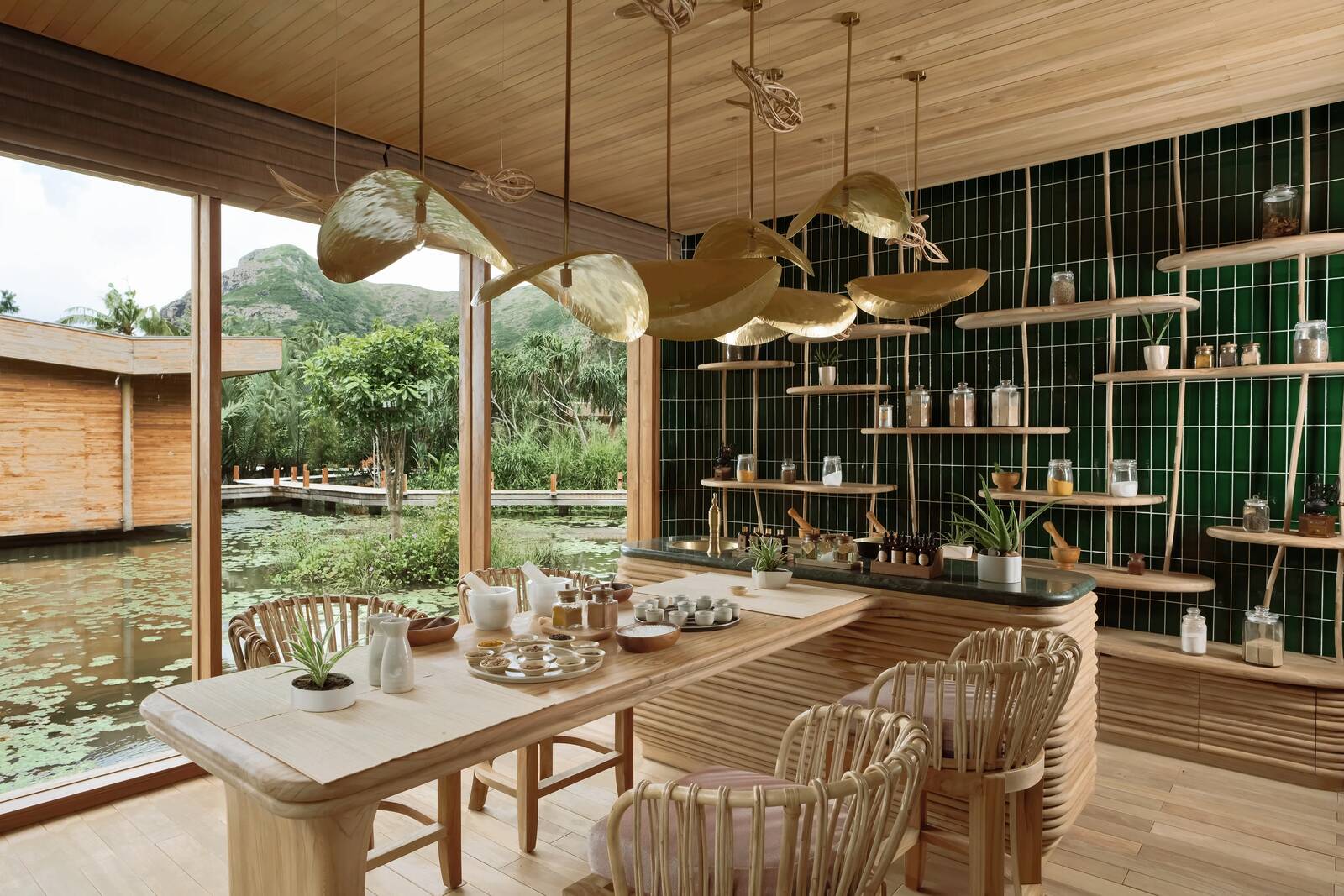 Six Senses Con Dao 健身中心木質空間與器材