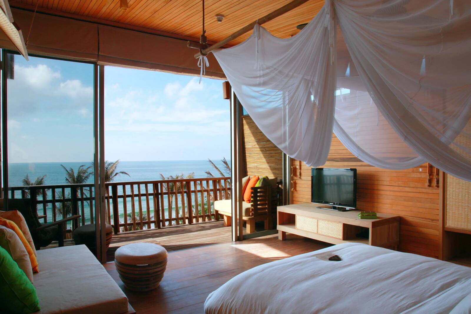 Six Senses Con Dao Beachfront Duplex Pool Villa 臥室與海景露台