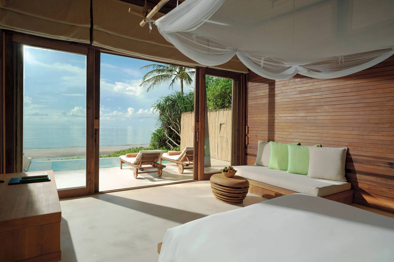 Six Senses Con Dao Beachfront Deluxe Pool Villa 臥室與海濱露台