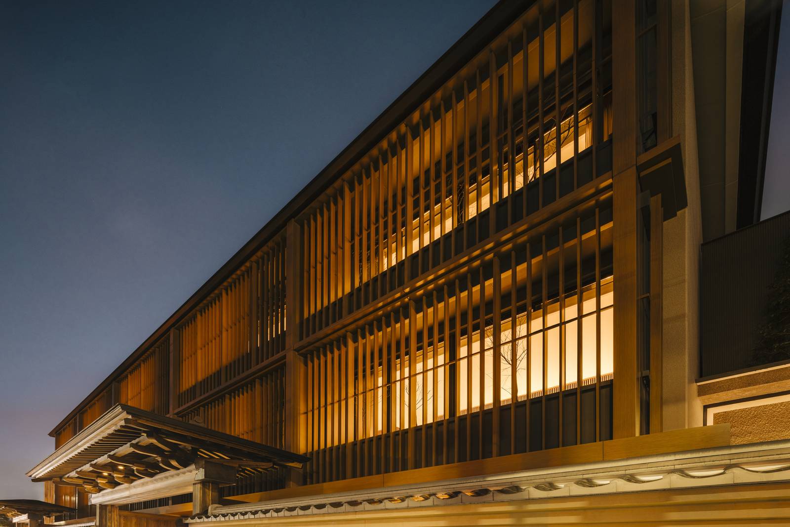 夜間亮燈的木格柵外牆與街道