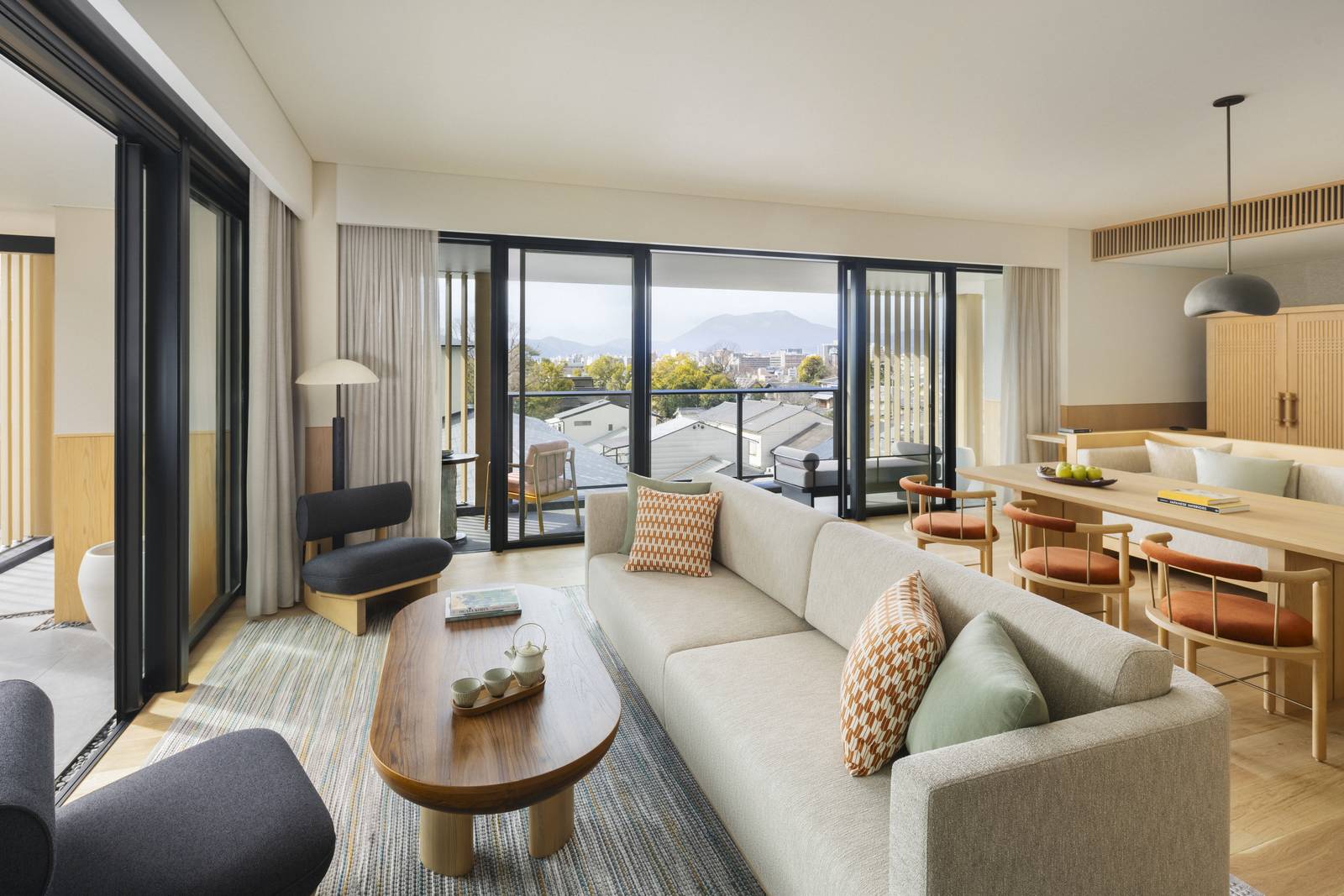 Grand Premier Suite 的起居空間、沙發與大面窗