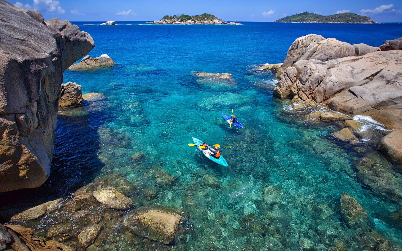 旅客在 Six Senses Zil Pasyon 周邊花崗岩海域划獨木舟前往 Coco Island