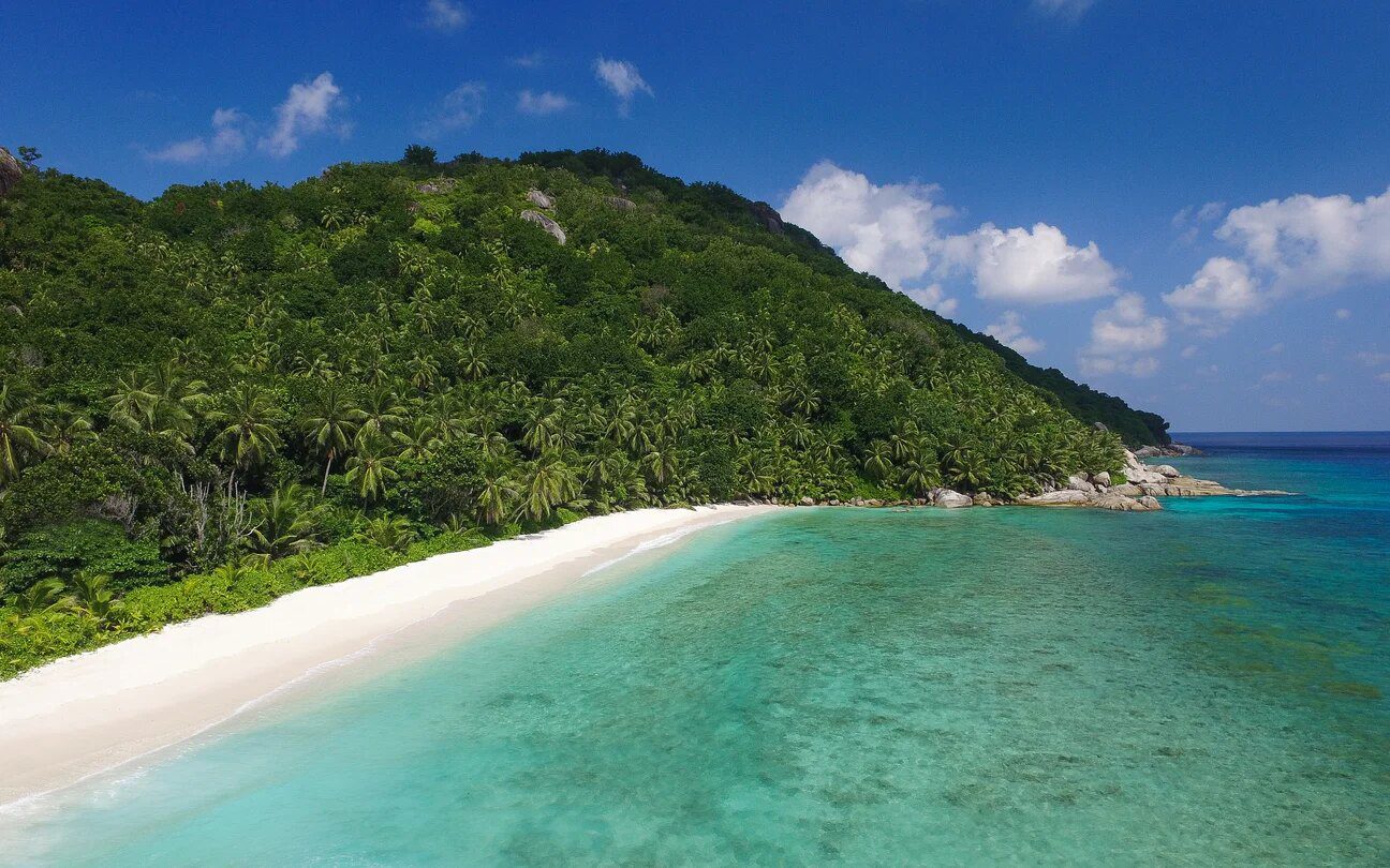 Six Senses Zil Pasyon Grand Anse 白沙灘與翠綠山坡