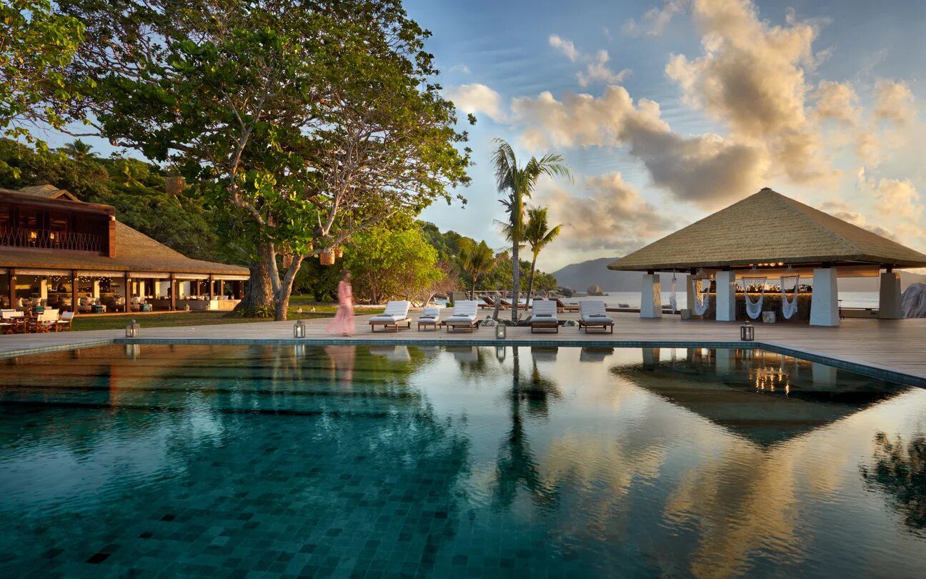 Six Senses Zil Pasyon 主泳池、Koko Bar 與熱帶樹林