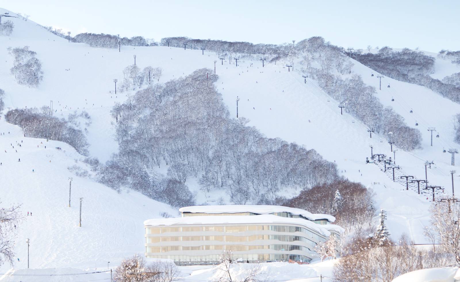 Skye Niseko 位於比羅夫滑雪道旁的建築