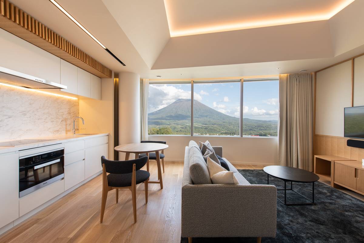 Skye Niseko Studio 羊蹄山景客房起居區與廚房