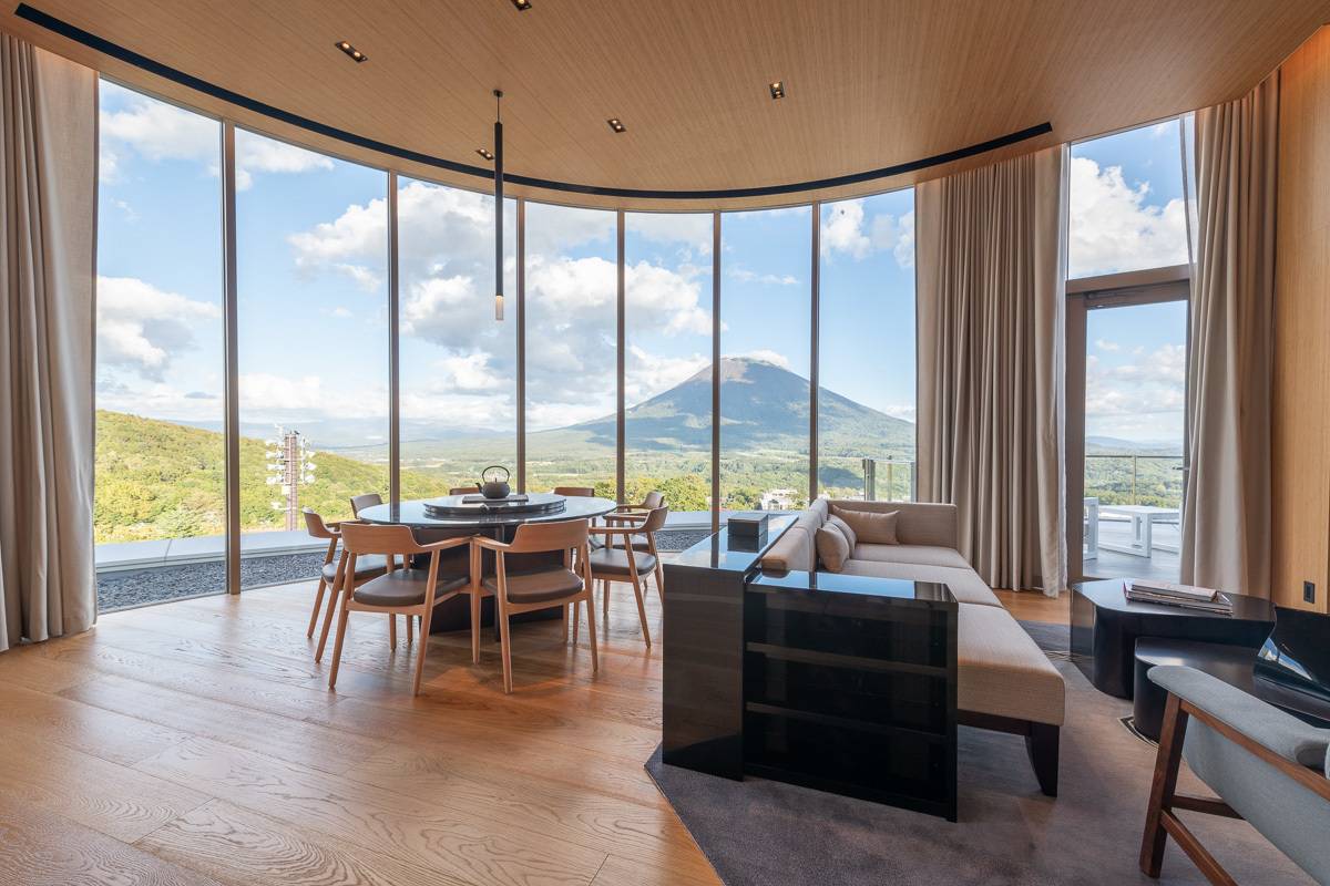 Skye Niseko Yotei South 閣樓起居區與羊蹄山