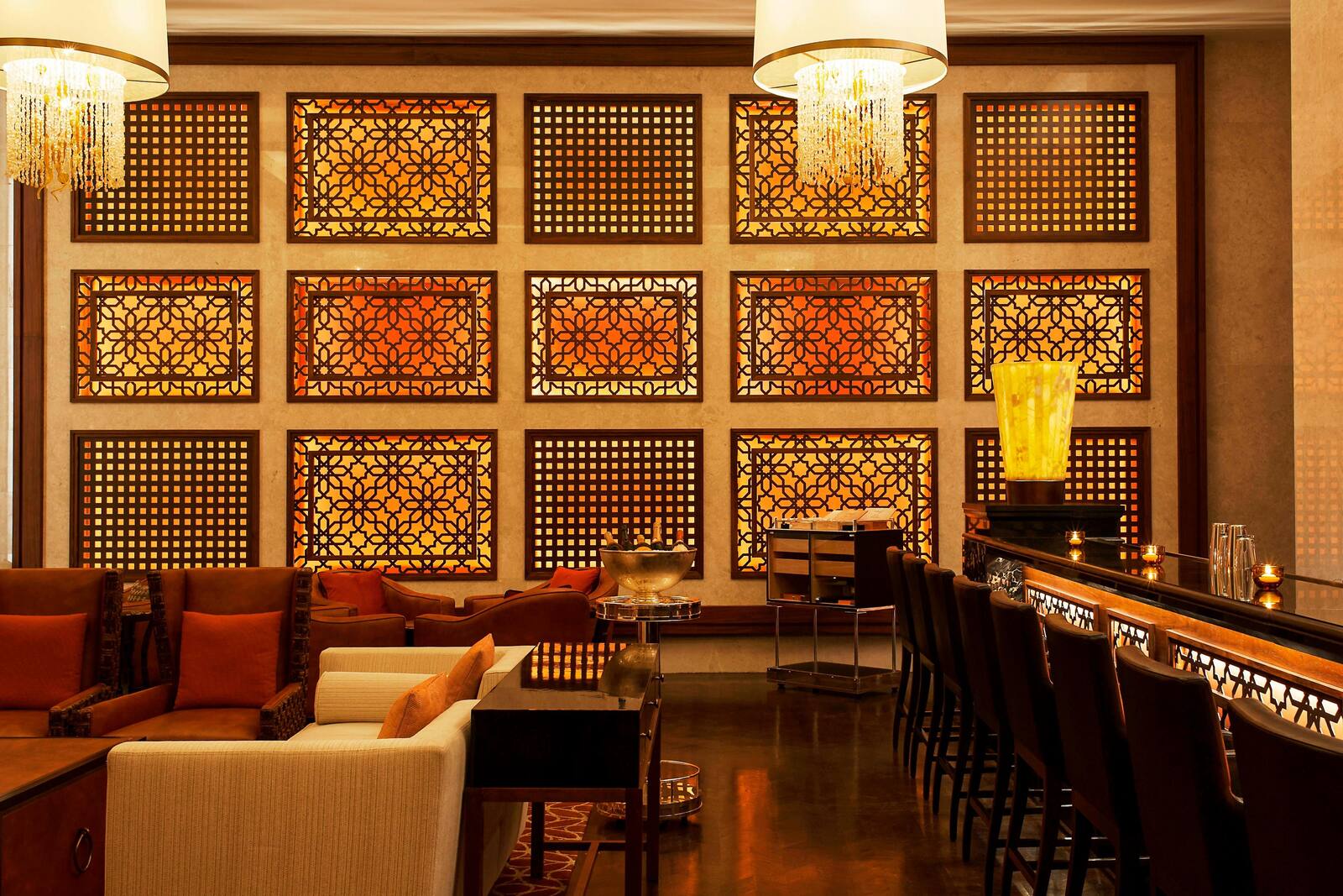 阿布達比薩迪亞特島瑞吉度假村 Manhattan Lounge 的吧檯與座位