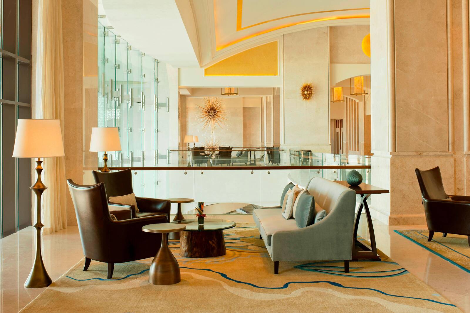 阿布達比薩迪亞特島瑞吉度假村 The Drawing Room 的座位區