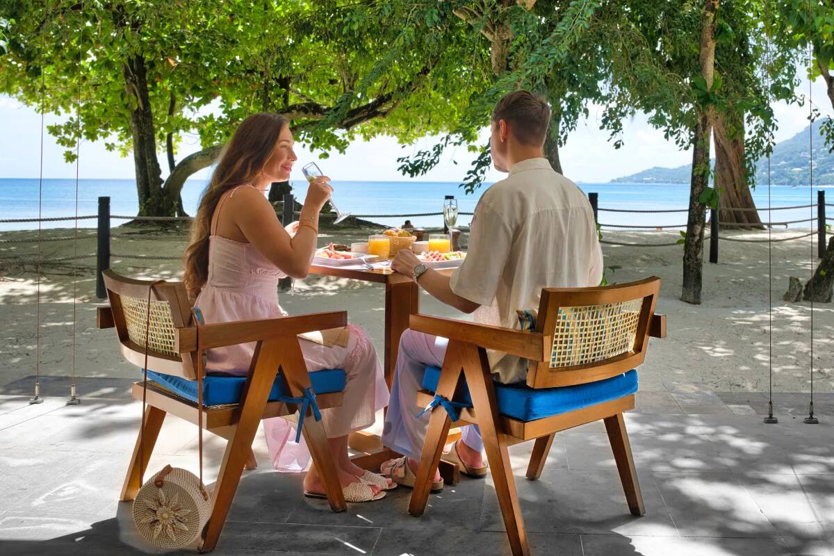 STORY Seychelles 海灘早餐場景