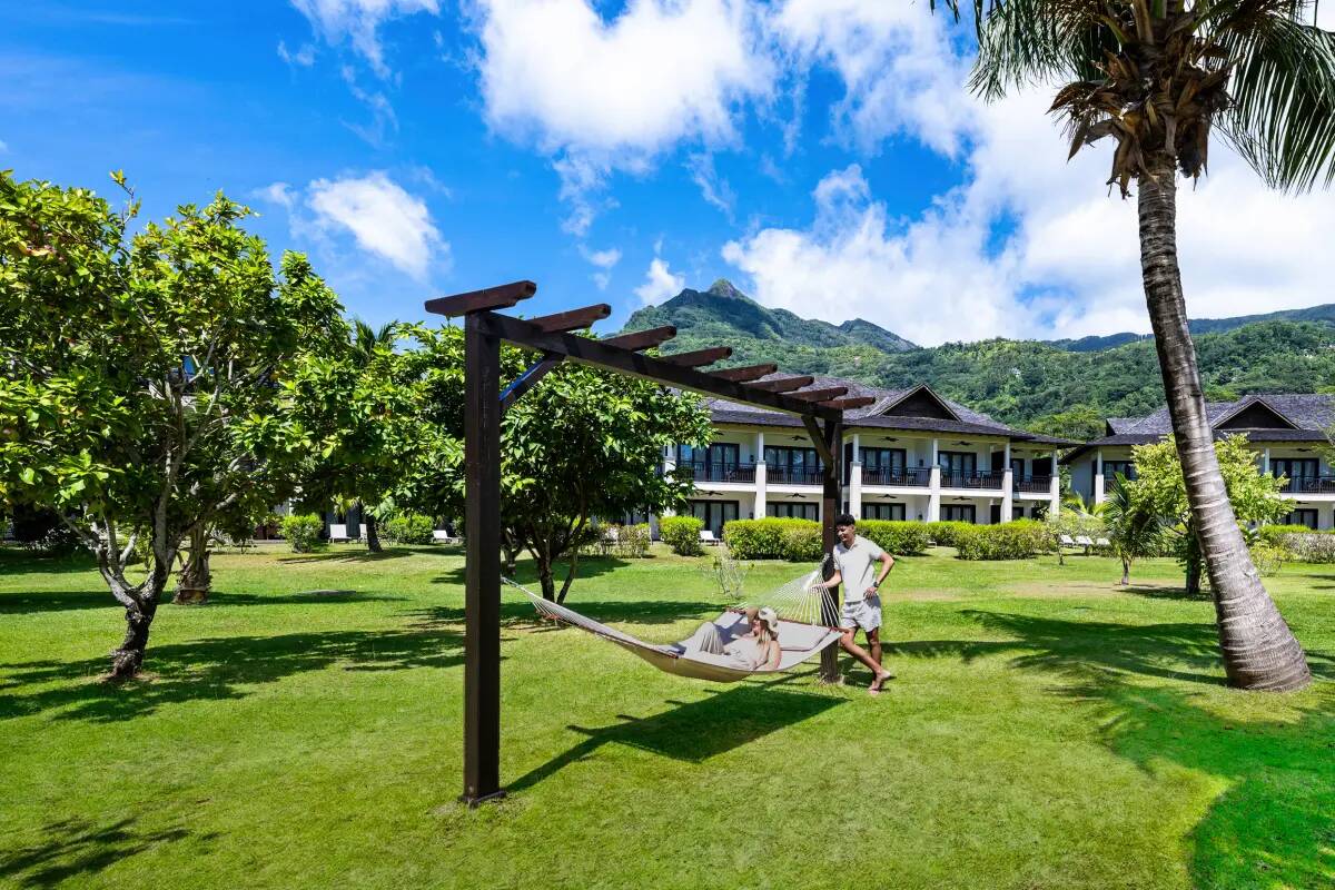 STORY Seychelles 花園草地與客房建築