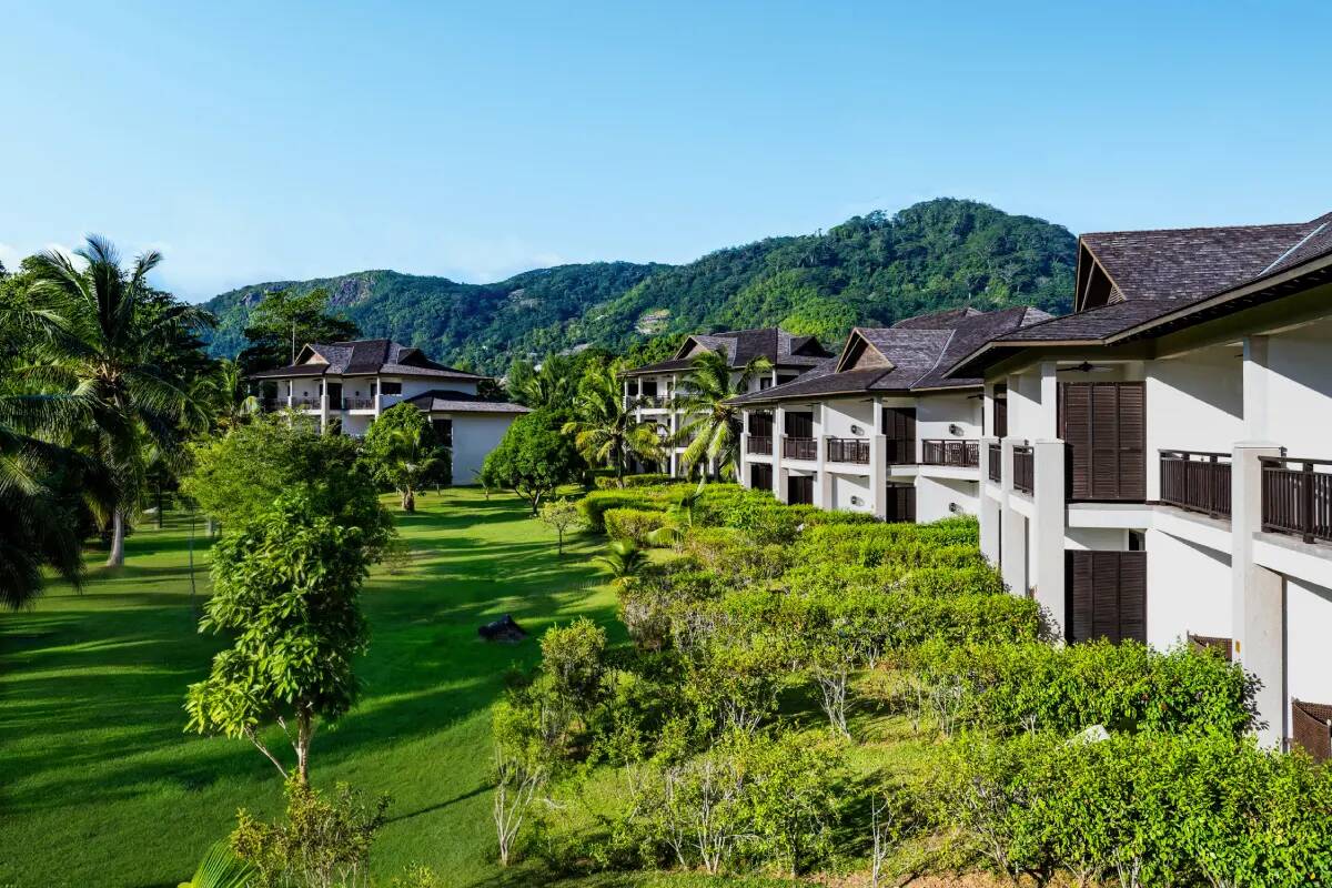 STORY Seychelles 熱帶花園、客房建築與山景