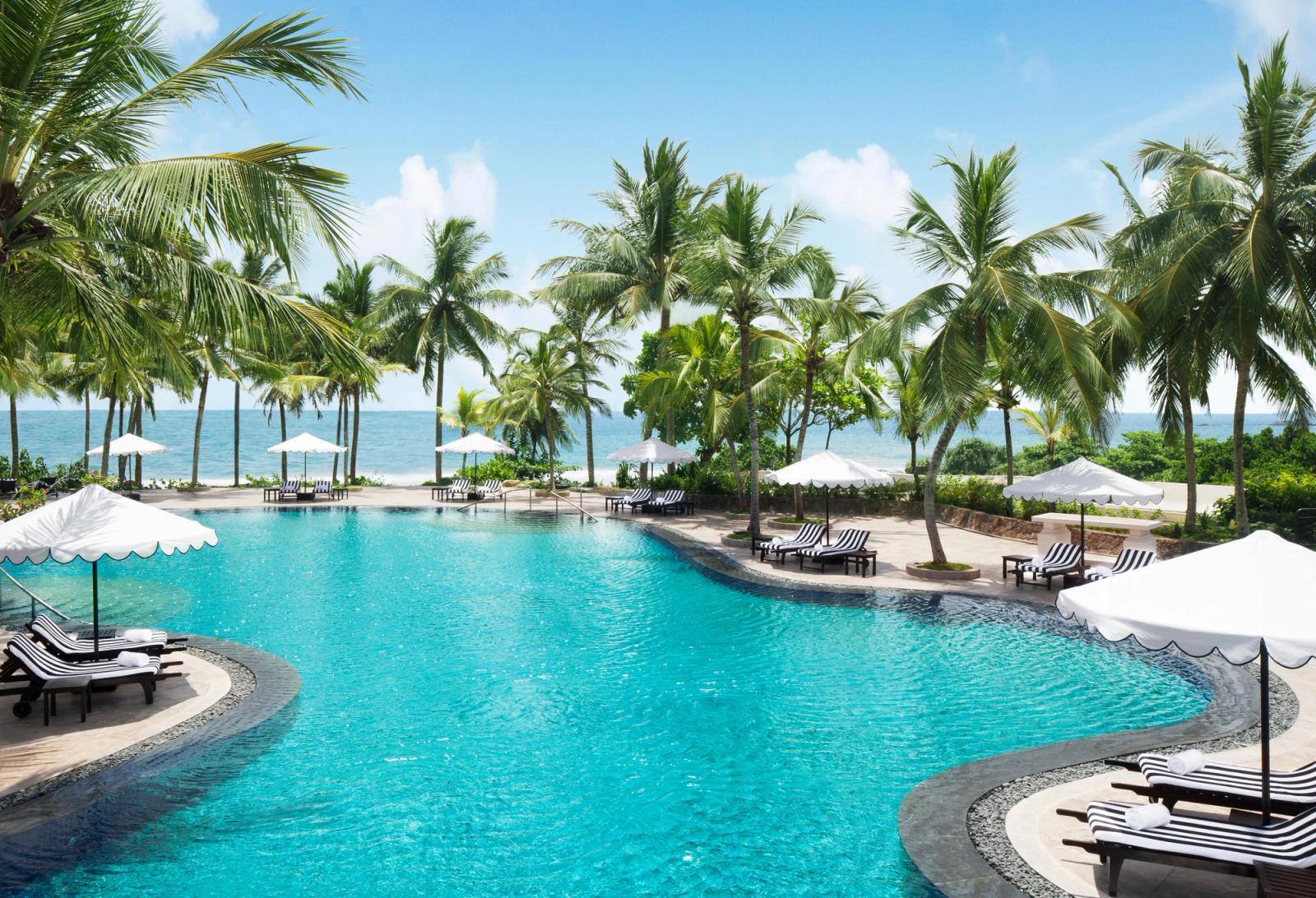Taj Bentota Resort & Spa 夜間泳池