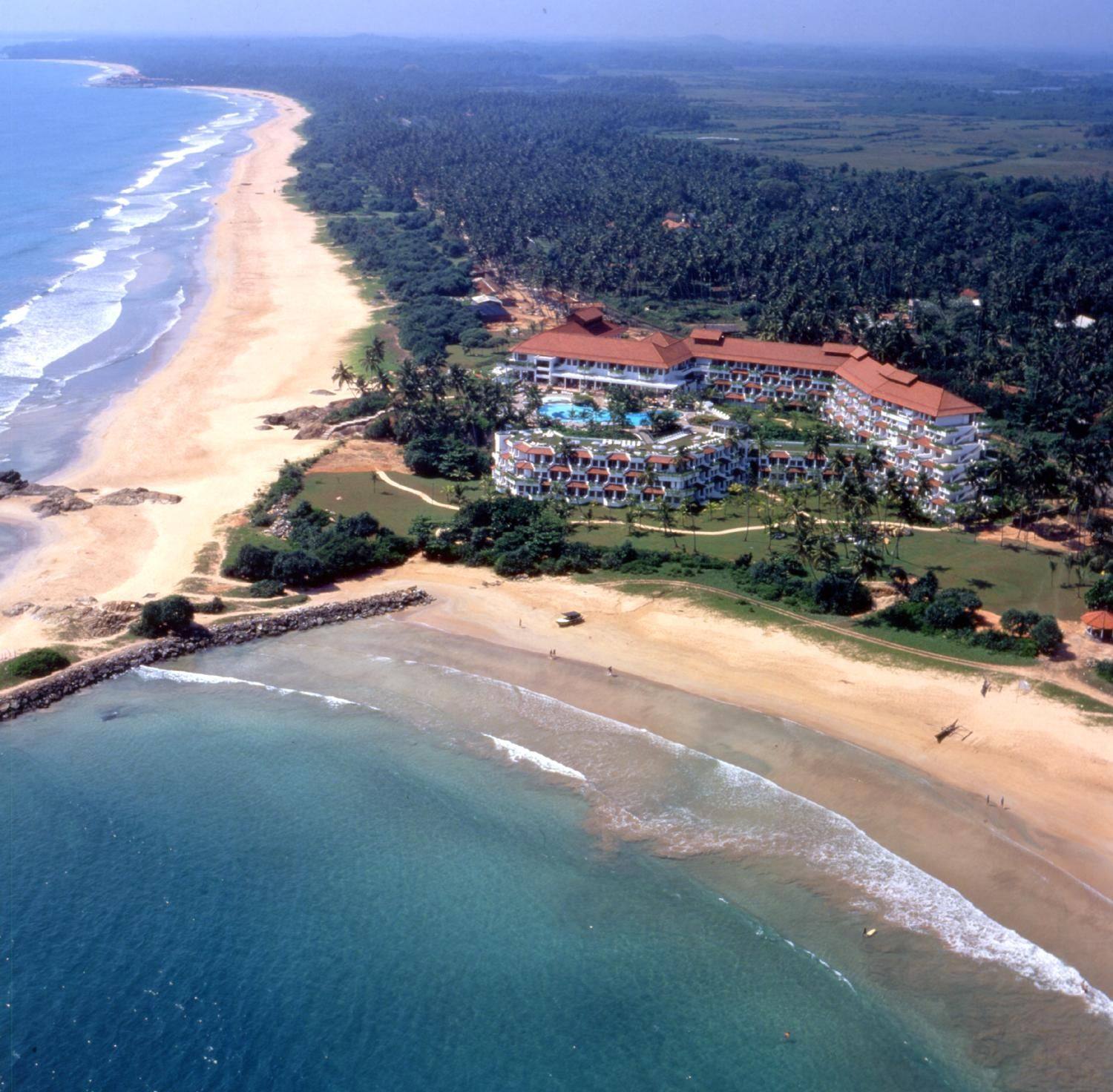 Taj Bentota Resort & Spa 所在海岬與雙海灘空拍