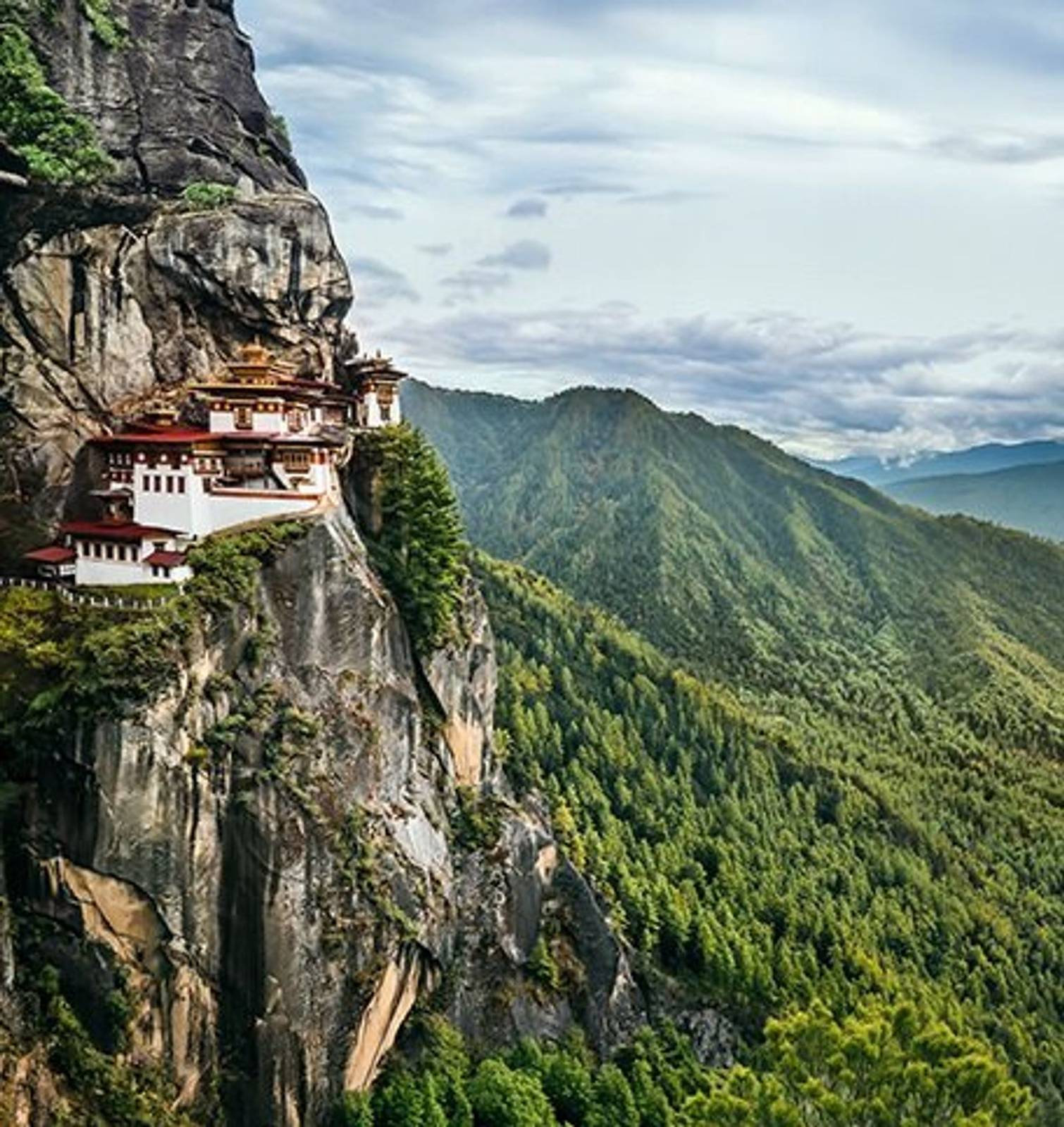 帕羅虎穴寺依喜馬拉雅山壁而建的佛教聖地