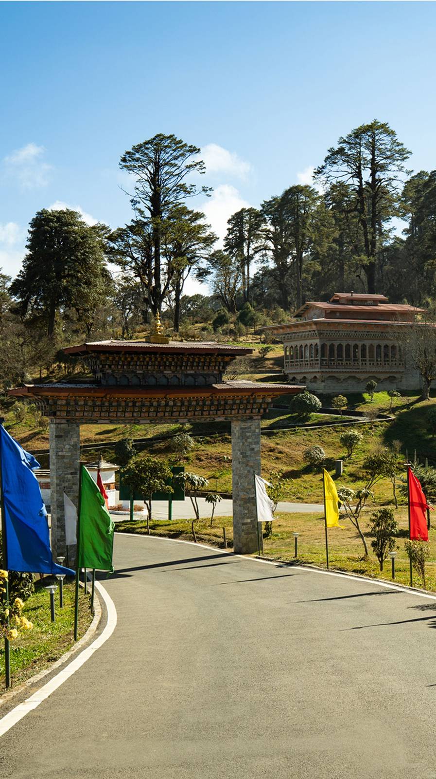 Taj Paro Resort & Spa 園區步道與山景