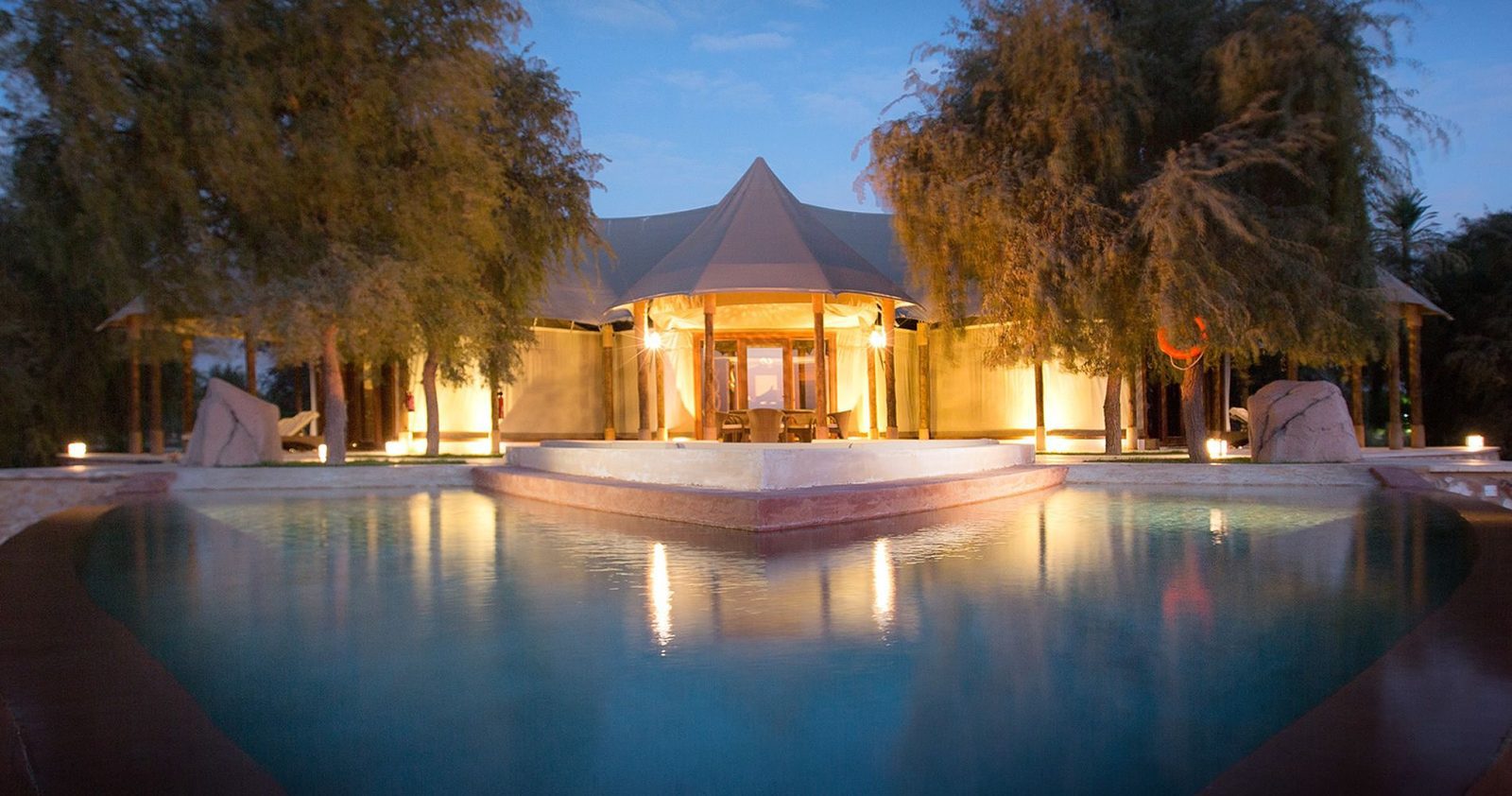 Telal Resort Al Ain Villa 泳池夜景