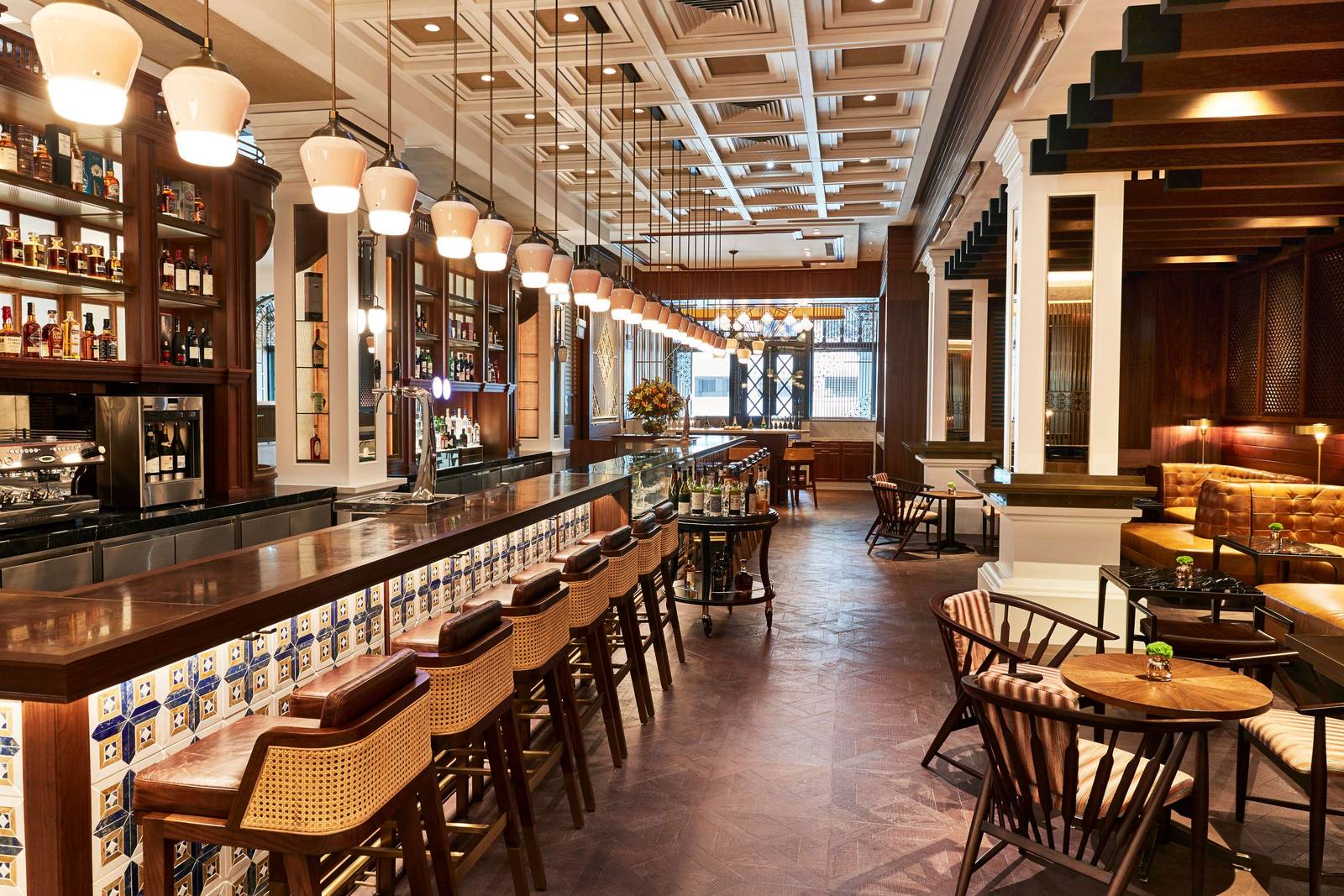 The Bar at 15 Stamford 的長吧檯與高腳椅