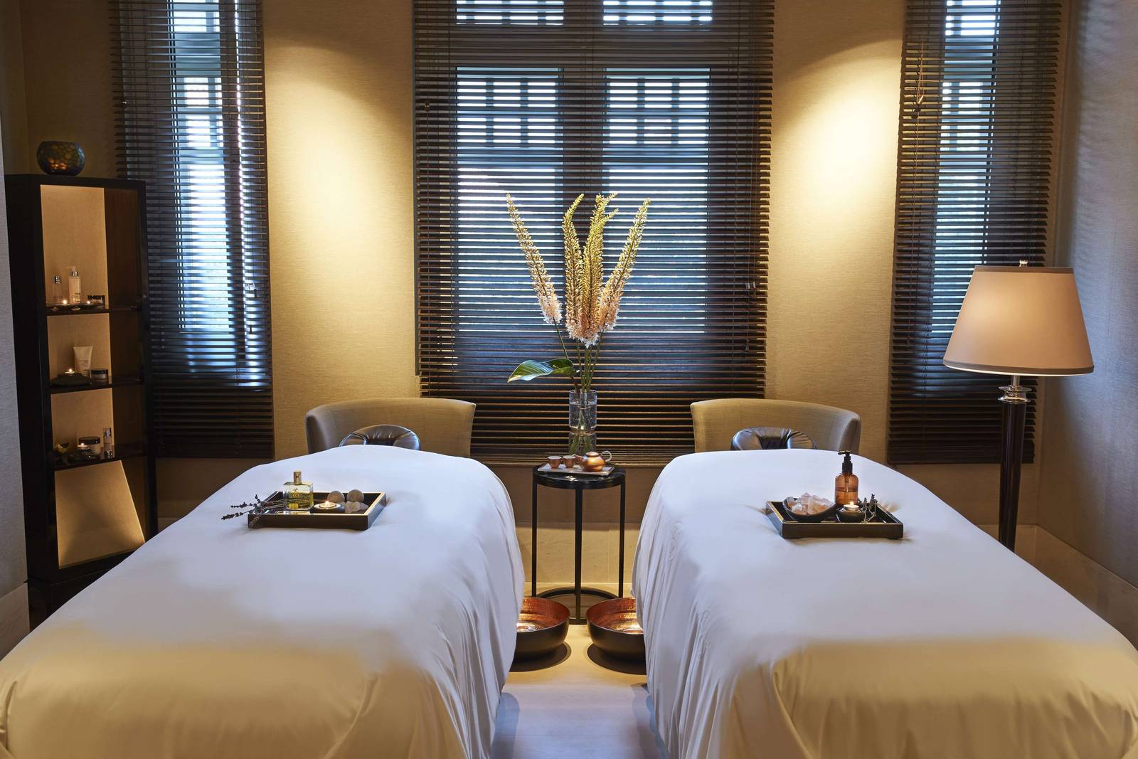Spa 療程室內的兩張按摩床與百葉窗