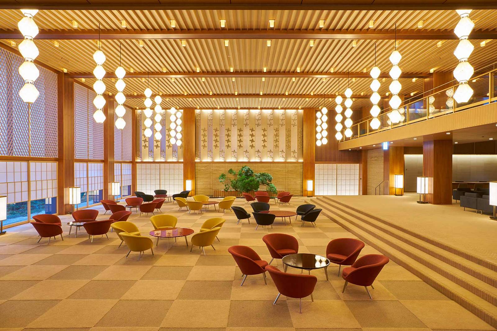 東京大倉酒店 Prestige Tower 大廳的燈籠與座椅