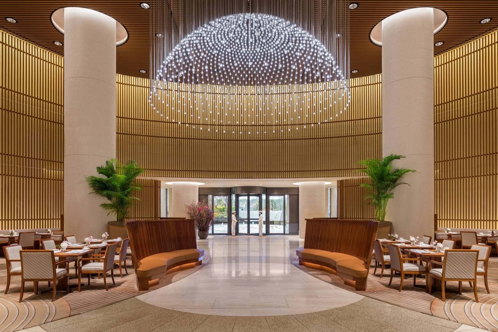 東京半島酒店 The Lobby 挑高大廳與吊燈