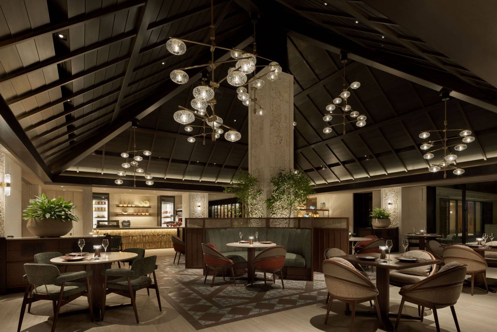 沖繩麗思卡爾頓 Riva Ristorante 深色木造餐廳內裝