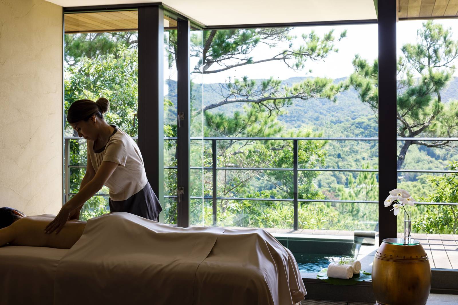 沖繩麗思卡爾頓 Spa 客房內的按摩療程