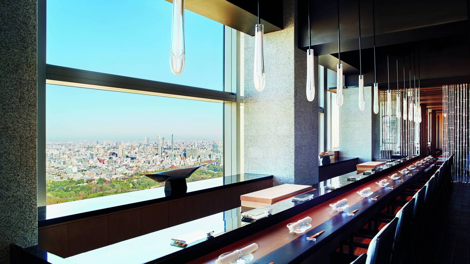 東京麗思卡爾頓酒店 Hinokizaka 壽司吧台與城市景觀