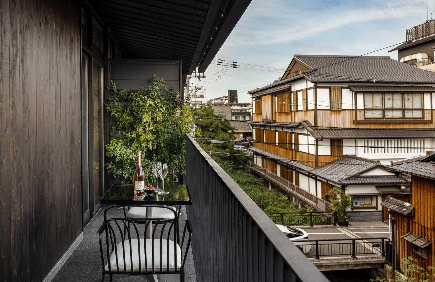 The Shinmonzen 套房陽台望向白川與祇園町家