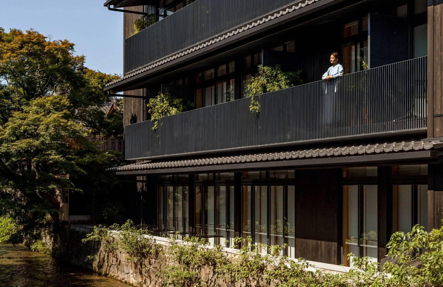 The Shinmonzen 白川畔的建築與陽台綠意