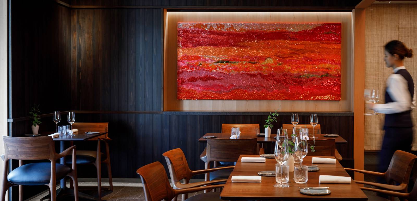 The Shinmonzen Jean-Georges 餐廳用餐區與紅色畫作