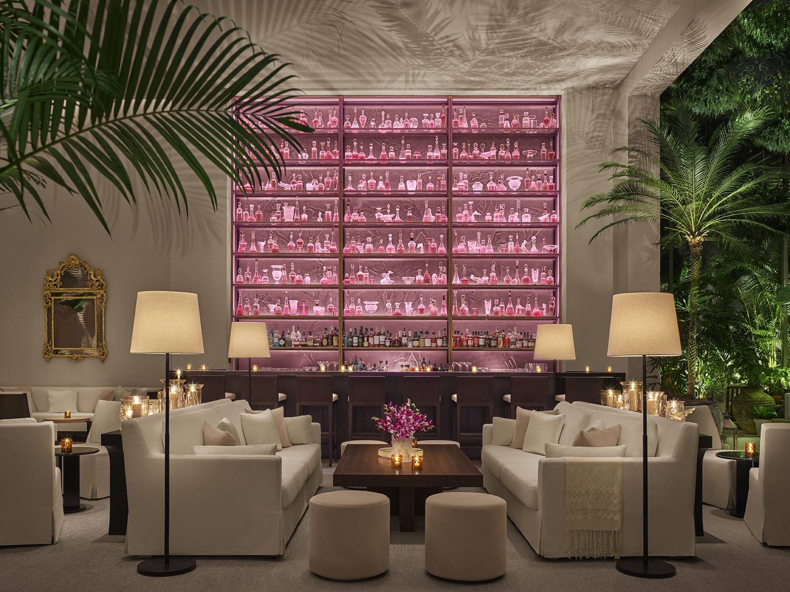 新加坡艾迪遜 Lobby Bar 粉紅酒櫃空間