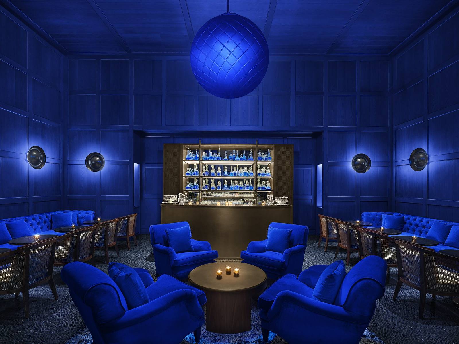 新加坡艾迪遜 Punch Room 絲絨調酒吧